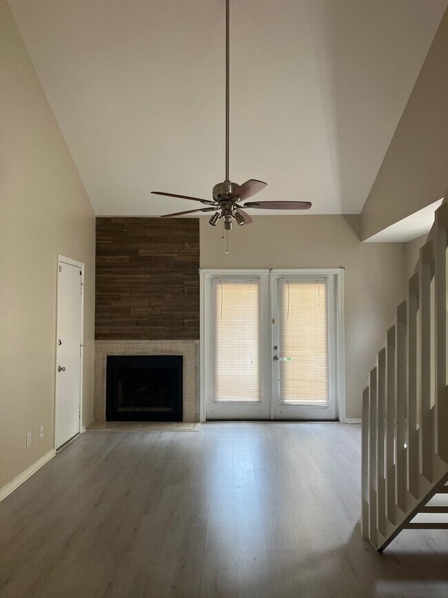 Building Photo - One Bedroom Condo with Loft, One-car Garag...