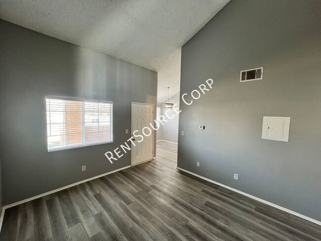 Building Photo - 2 Bedroom Two Story Town Home for Rent in ...