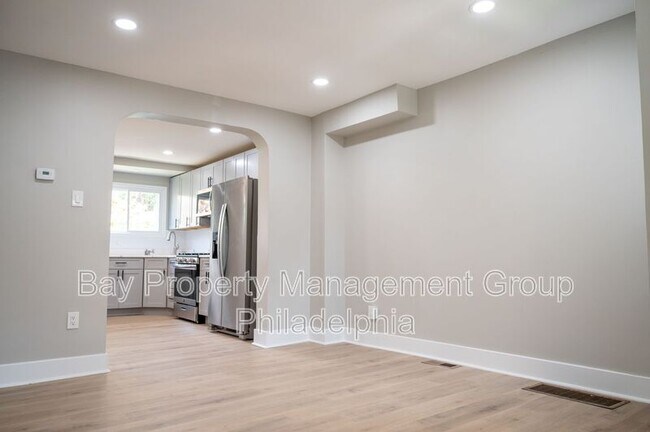 Building Photo - 539 E Queen Ln