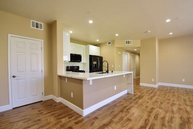 Foto del edificio - SPECIOUS 2 BED 2 BATH CONDO WITH ATTACHED ...