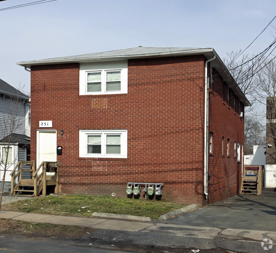 Building Photo - 251 Baldwin St