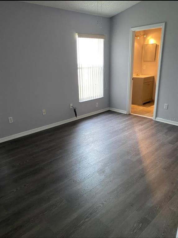 Foto del edificio - 1548 Tiverton Blvd