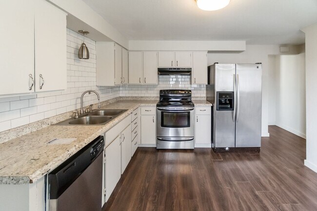 Building Photo - Modern Home with Premium Amenities in a Pr...