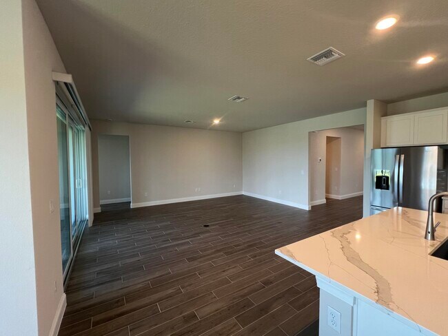 Foto del edificio - 6305 Cloverdale Ave