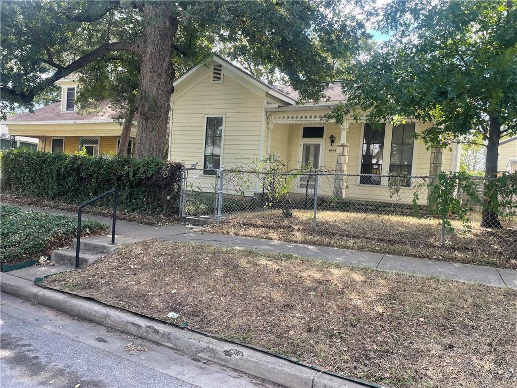 Foto principal - 1003 E 9th St