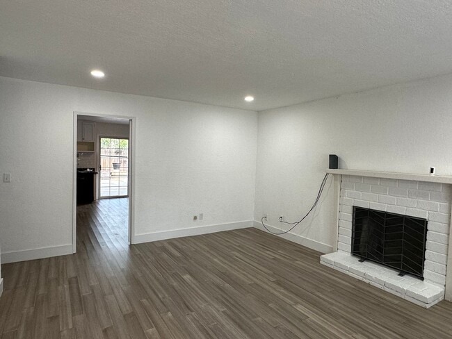 Building Photo - Large and Spacious Home in a Desirable Pal...