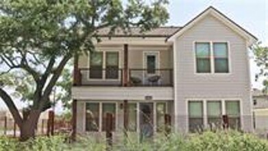 Building Photo - 297 Glade St