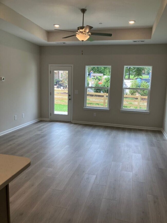 Foto del edificio - Nearly New 3BR/3BA Condo in Fairview