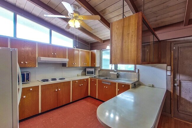 Foto del edificio - 2 Bed 1 Bath 1 Parking Apartment. 1 Year Lease.
