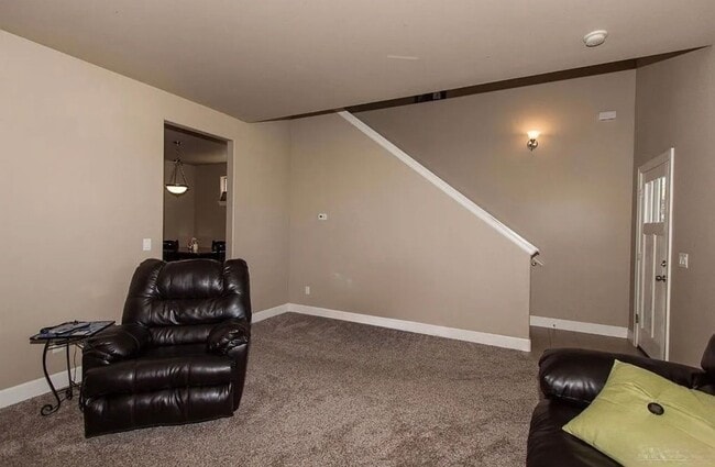 Foto del edificio - Spacious 4-Bedroom Home with New Paint & Carpet, Fenced Yard