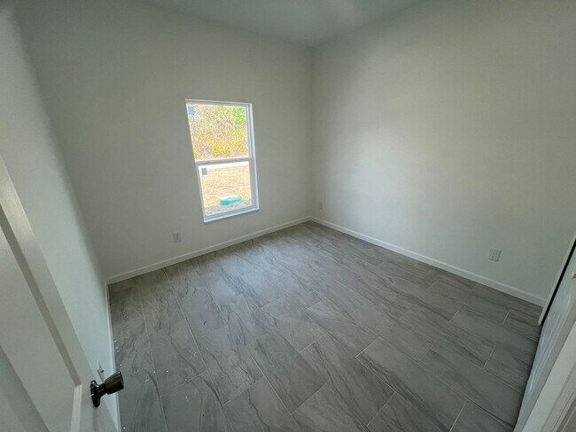 Foto del edificio - MODERN BRAND NEW 4BD/2BA RETREAT IN LEHIGH ACRES!