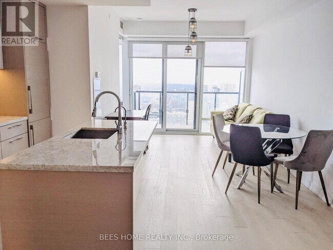 Photo du bâtiment - 488 University Ave