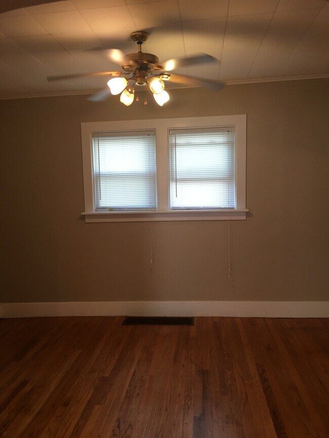 Foto del edificio - Gorgeous 5 bedroom 2 bath located on friendly neighborhood for rent!!!