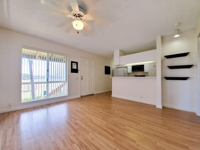 Building Photo - For Rent | 1 bedroom, 1 bath upstairs corner unit located in Sun Rise with 1 assigned parking stall