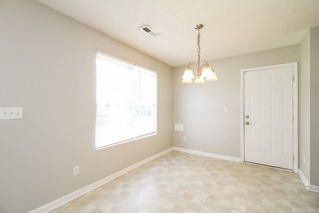 Building Photo - Spacious Suburban Gem