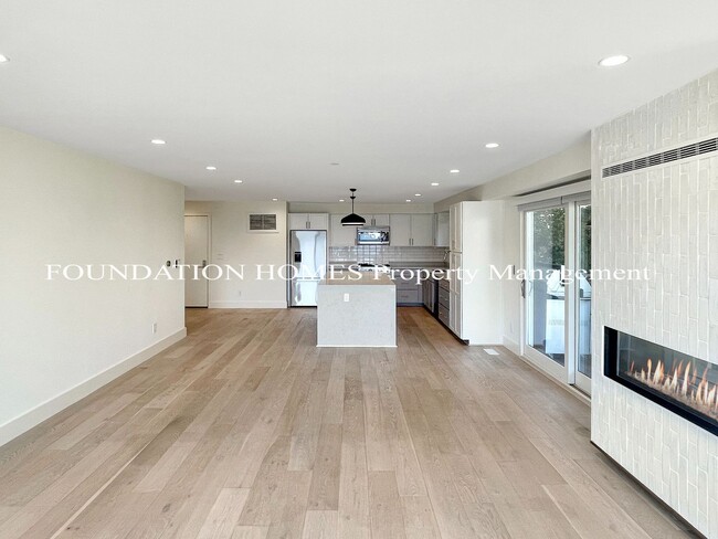 Building Photo - VIDEO - Ultra-Luxury Unit with SF City Vie...