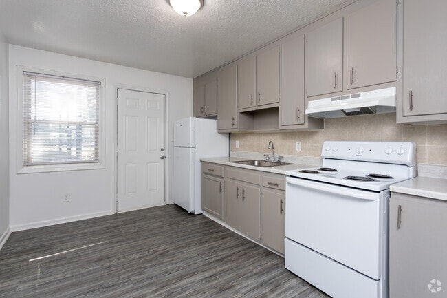 1BR, 1BA - 1,040SF - Kitchen - Water Oak Village