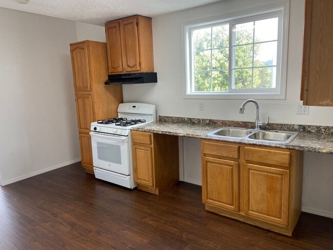 Building Photo - Single-Family Home 3BD/2BA Is Immediately ...