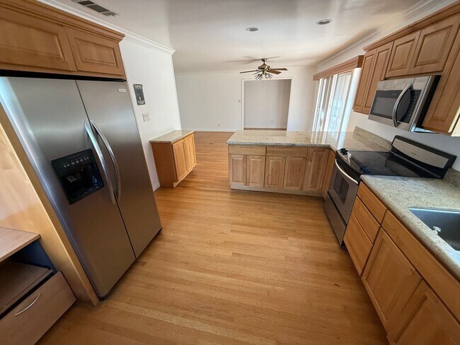 Foto del edificio - Stunning 3 Bed 2 Bath Home | Spacious Back...