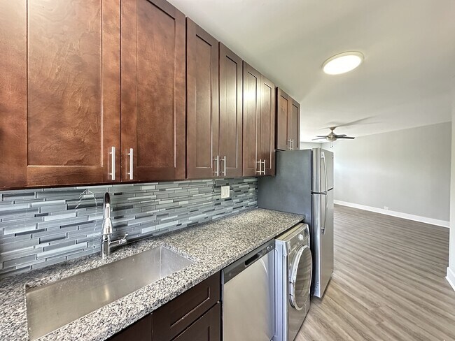 Building Photo - 733 Judson Ave