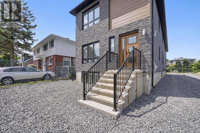 Photo du bâtiment - 944 Woodroffe Ave