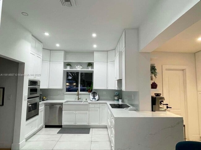 Building Photo - 5775 SW 80th St