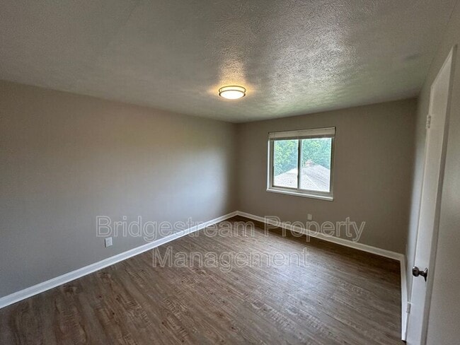 Building Photo - 1233 Lytle Ln