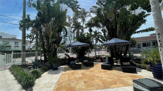 Foto del edificio - 7710 Harding Ave