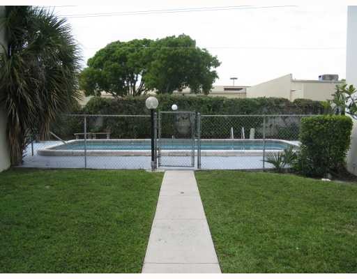 pool - 260 SW 7th St