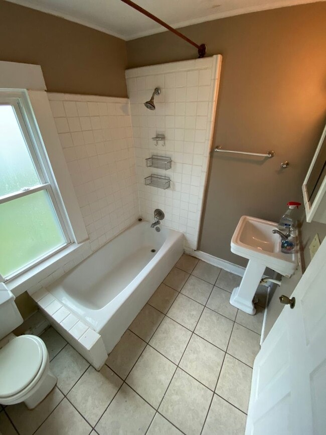 Building Photo - 2 Bedroom House, Centrally Located.