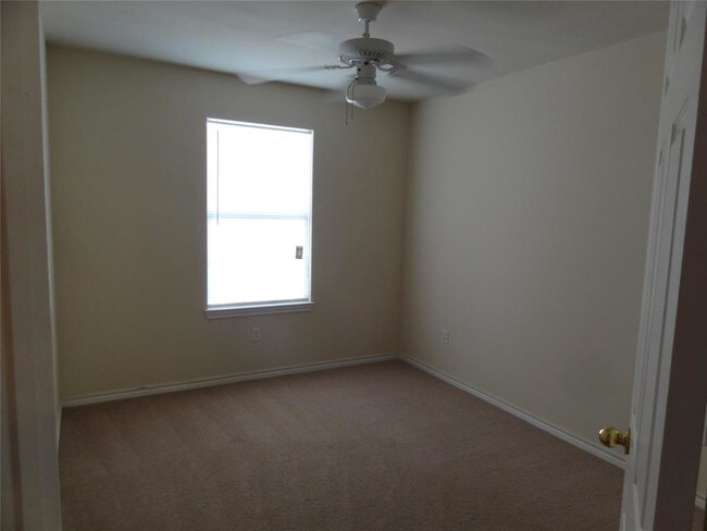 Building Photo - 1546 Village Way Dr