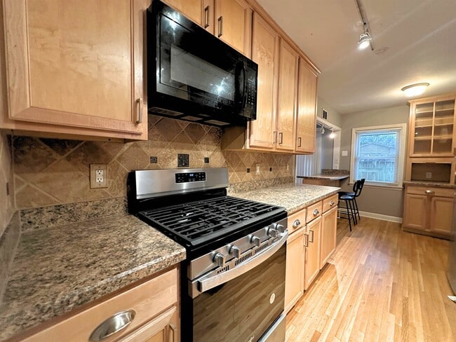 Building Photo - 1073 Ivy Rd