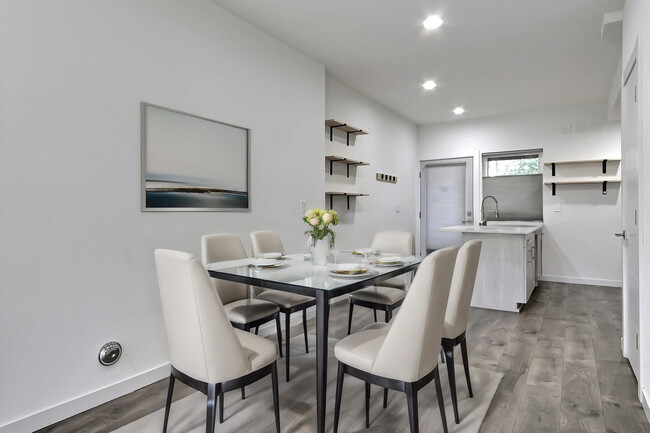 Dining area - 1058 S Cloverdale St