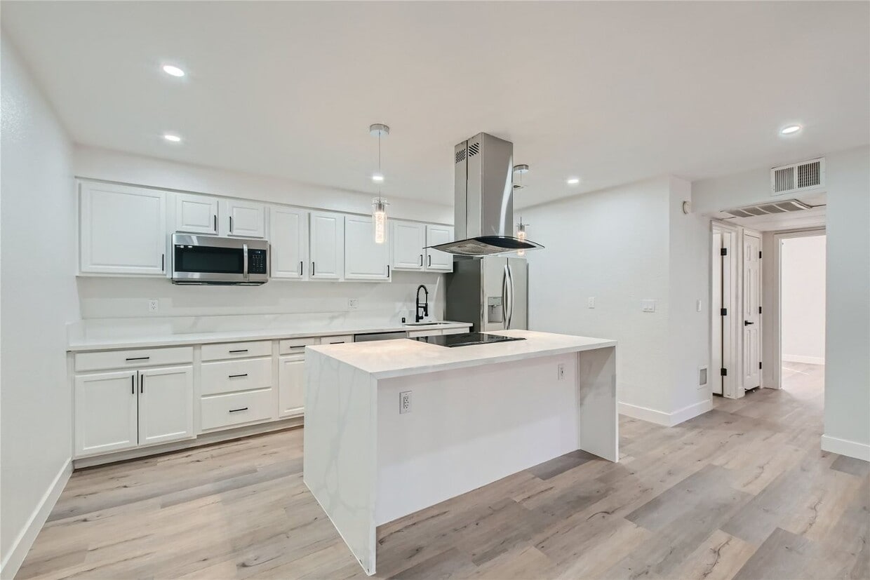 Foto principal - QUALITY DESIGNER Remodeled Condo in a Guar...
