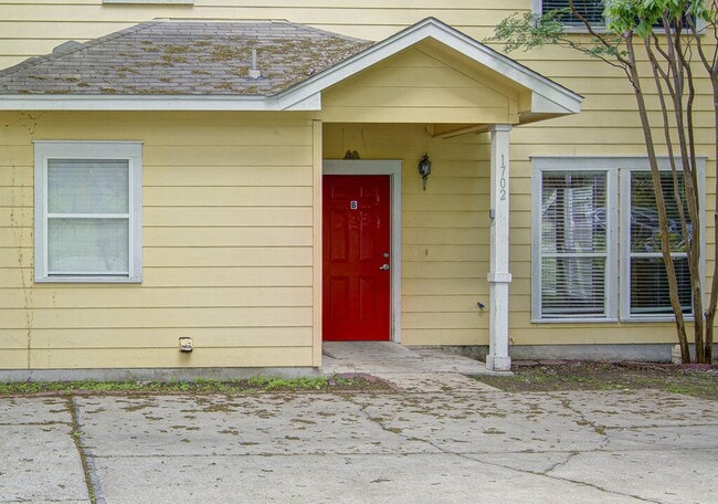 Foto del edificio - 1702 Singleton Ave