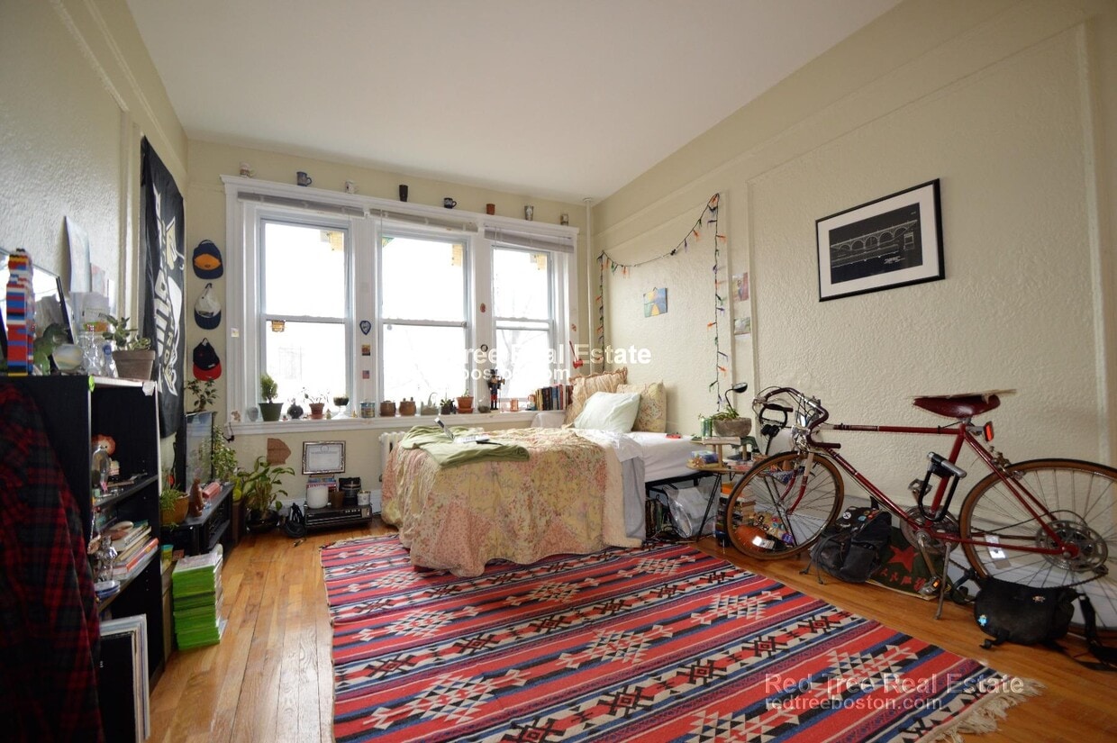 Primary Photo - 1691 Commonwealth Ave