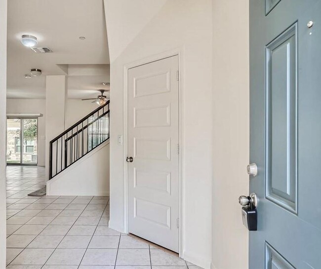 Foto del edificio - 1620 Bryant Dr