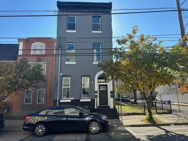 Building Photo - 1716 W Oxford St