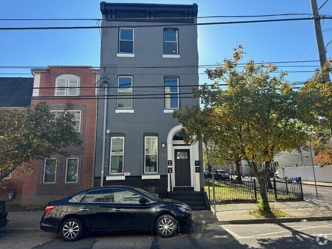 Building Photo - 1716 W Oxford St