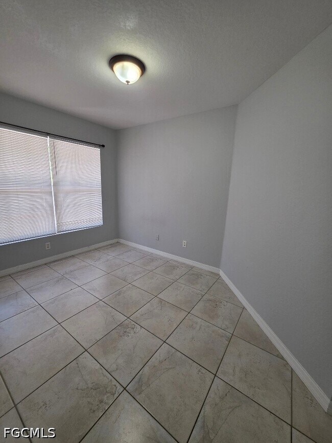 Foto del edificio - 332 Rogen St