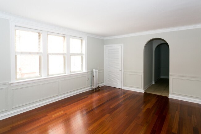 Building Photo - 539.5 W Surf St