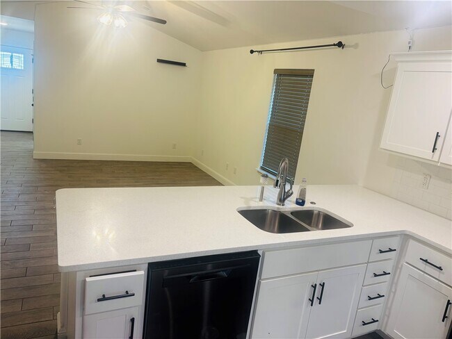 Foto del edificio - 2131 Wildflower Dr