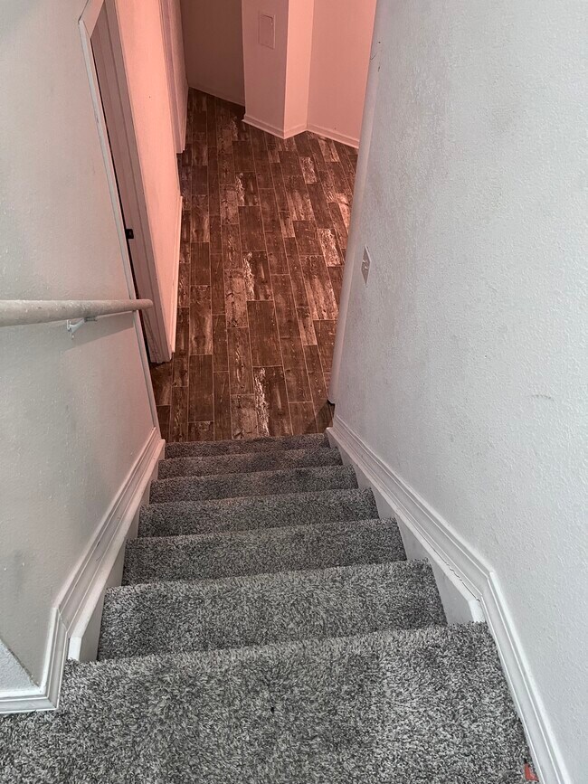 escaleras al sótano - 15800 E 121st Ave