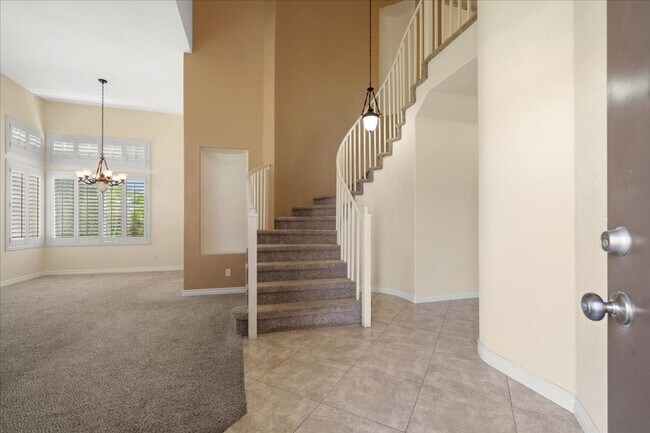Foto del edificio - Spacious 4 Bd, 3 bth with in Summerlin with Beautiful Backyard and Bonus Space