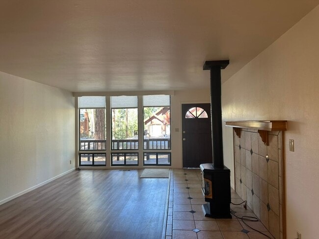 Foto del edificio - Long Term Lease in Glenshire- $3200