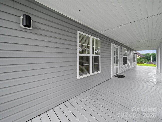 Building Photo - 1585 Nathanial St