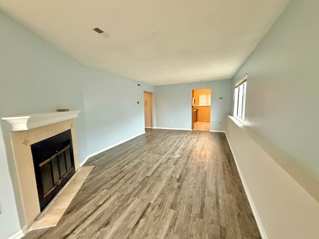 Building Photo - Spacious 2 Bedroom Condo in South Waldo