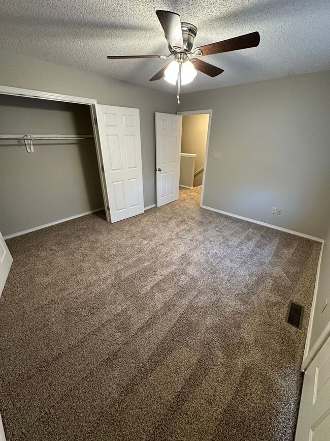 Building Photo - 411 Valley Dr