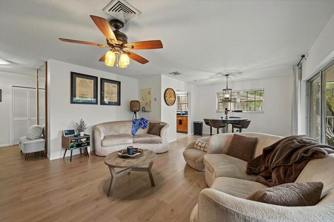 Foto del edificio - 404 Pine Tree Ct