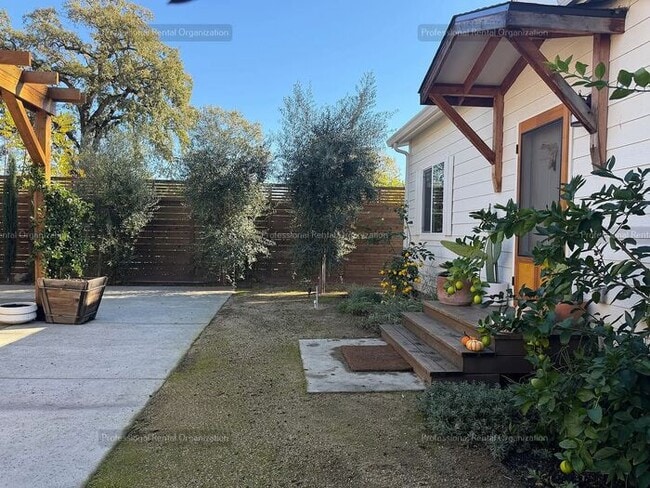 Building Photo - Wine Country Living at Its Finest